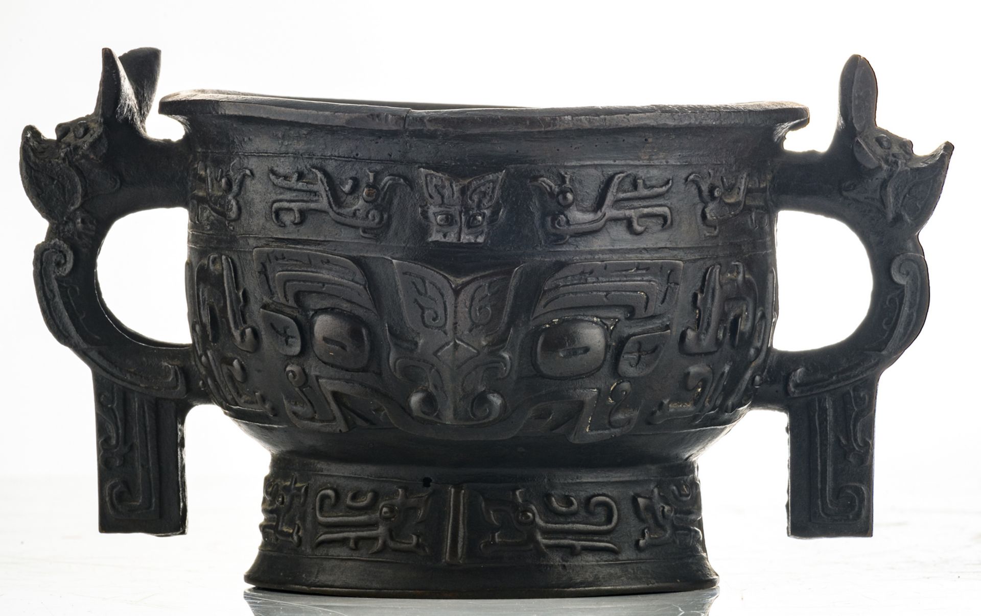 A Chinese bronze archaic vessel, relief decorated with taotie and calligraphic text inside, Ming, - Bild 2 aus 7