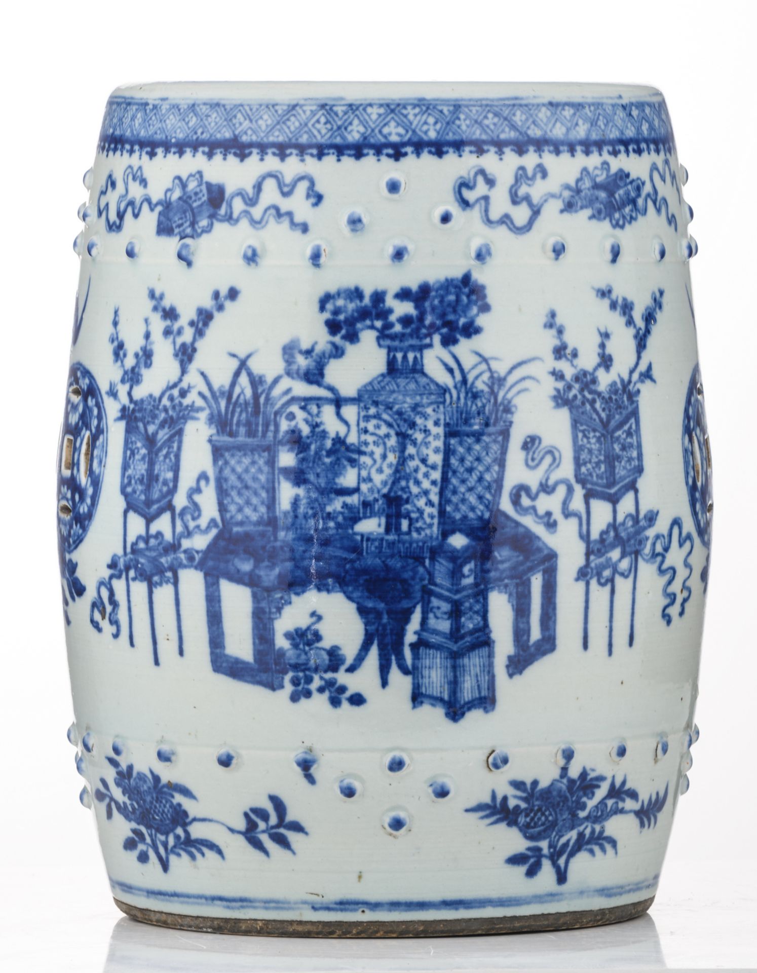 A Chinese blue and white garden seat, overall decorated with antiquities, flower branches and - Bild 4 aus 6