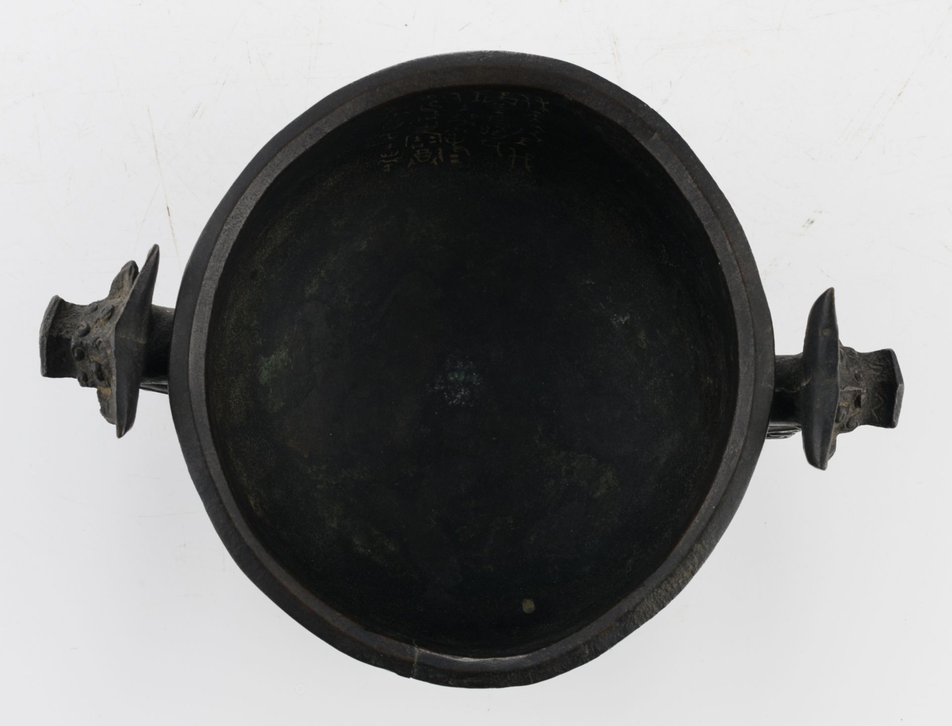 A Chinese bronze archaic vessel, relief decorated with taotie and calligraphic text inside, Ming, - Bild 6 aus 7