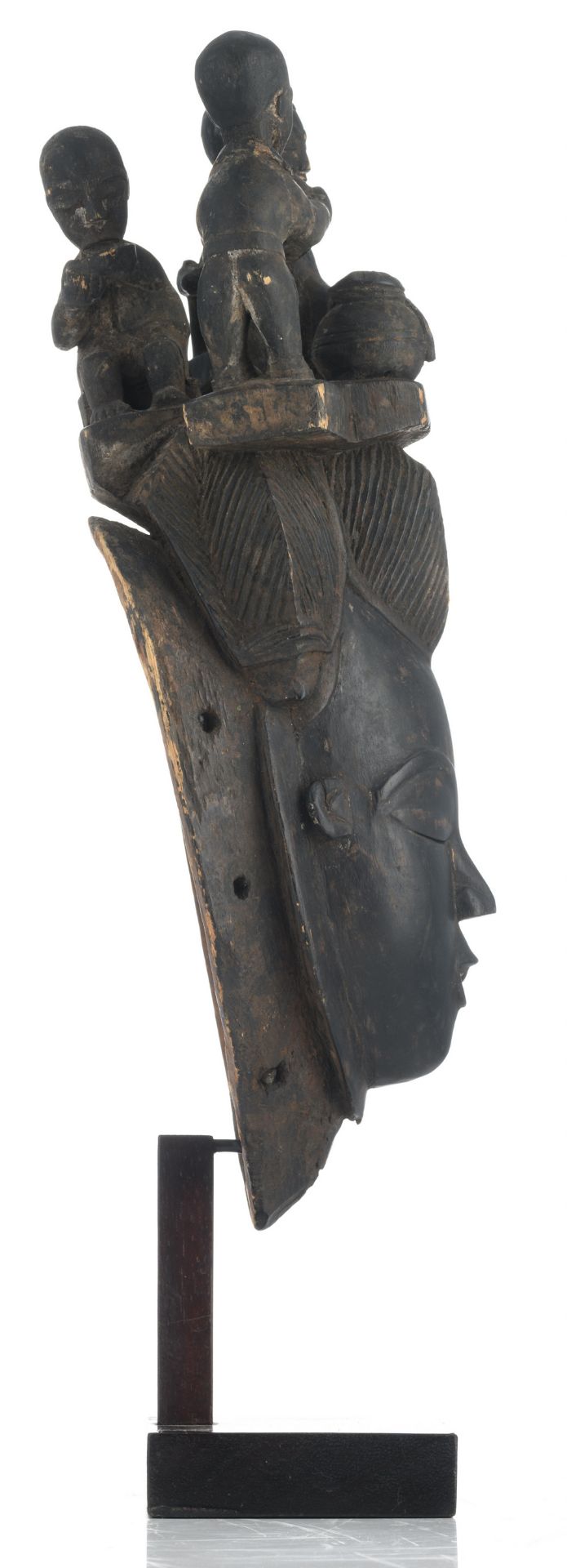 A traditional African wooden mask crowned with an animated scene, Yaouré - Ivory Coast, H 42,5 cm - Bild 5 aus 7