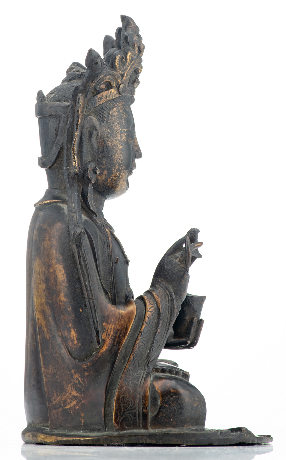 A gilt bronze figure of a Guanyin holding a stem and a cup, Ming, probably 17thC, H 20 cm - Image 5 of 6