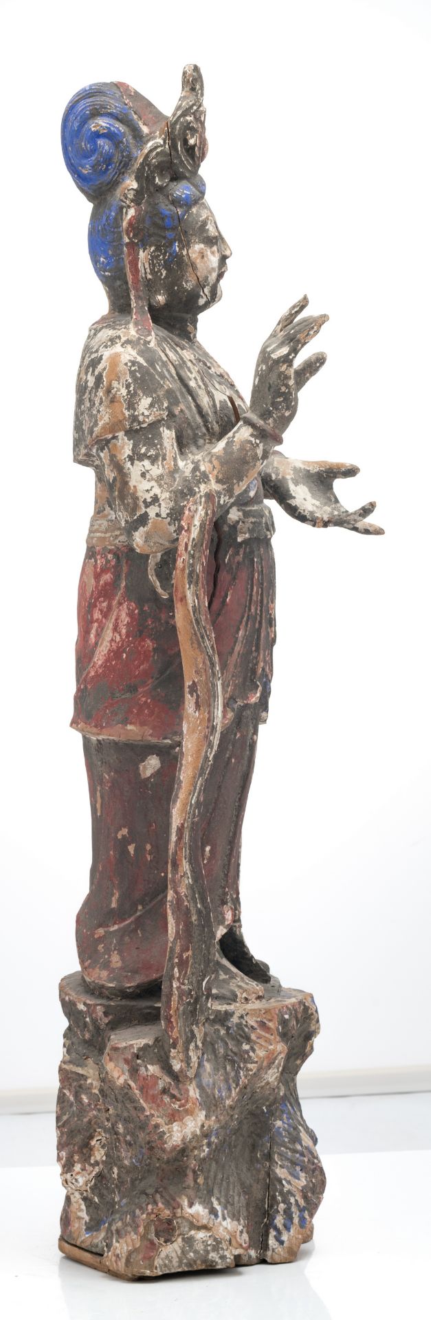 A Chinese polychrome decorated carved wooden statue of a Guanyin, H 118 cm - Image 4 of 6