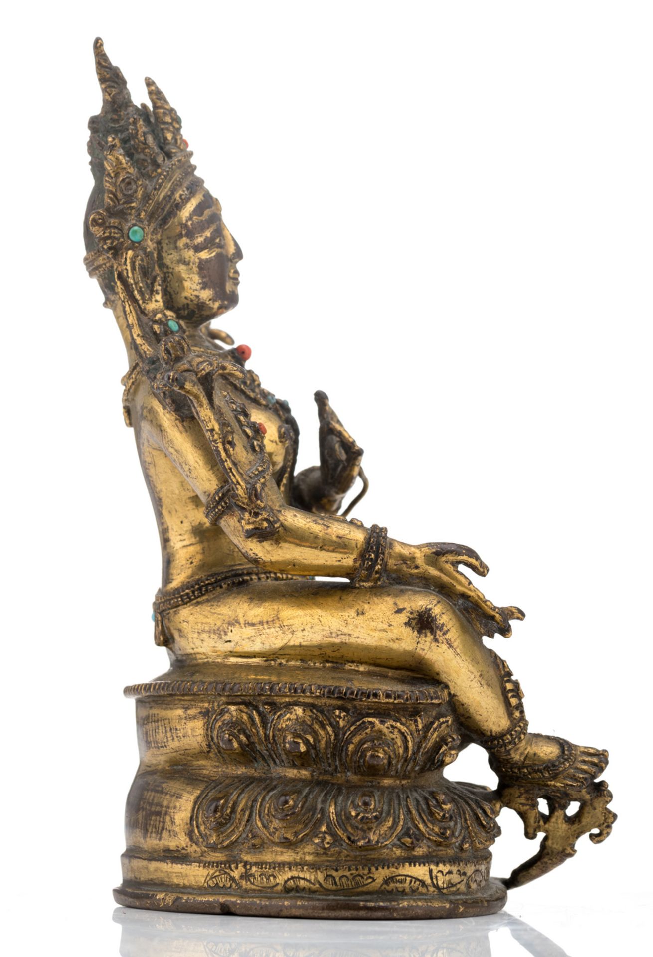 A Sino-Tibetan seated gilt bronze figure of a Green Tara, with semi-precious stone inlay, H 16,5 cm - Image 4 of 6