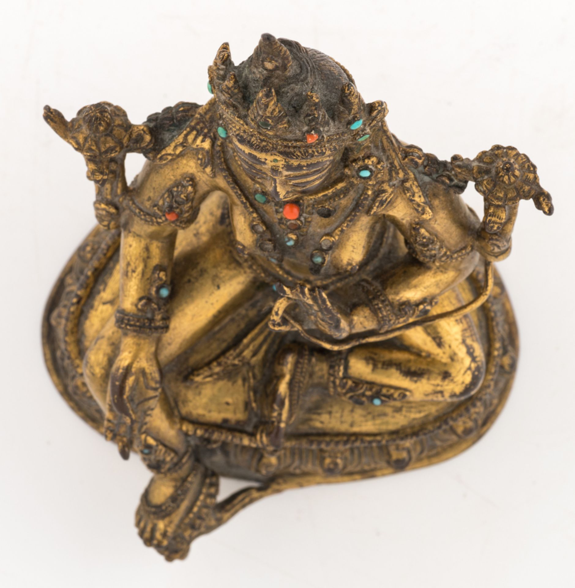 A Sino-Tibetan seated gilt bronze figure of a Green Tara, with semi-precious stone inlay, H 16,5 cm - Image 5 of 6