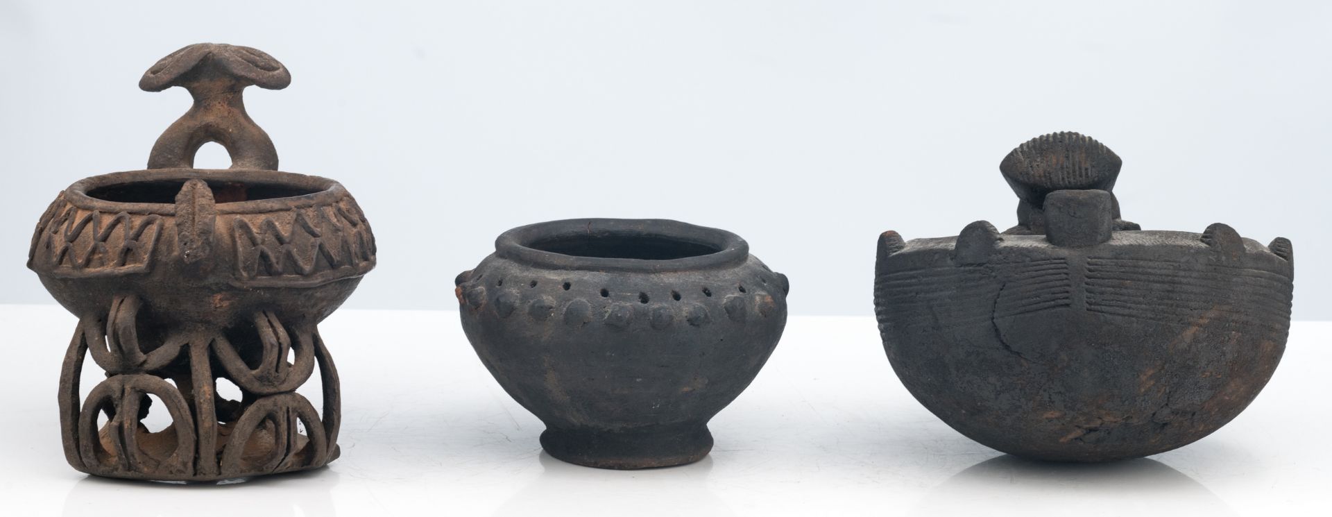 Three African relief decorated pots, one of which on stand, Bamum - Cameroon, H 10 - 19 cm - Bild 2 aus 2
