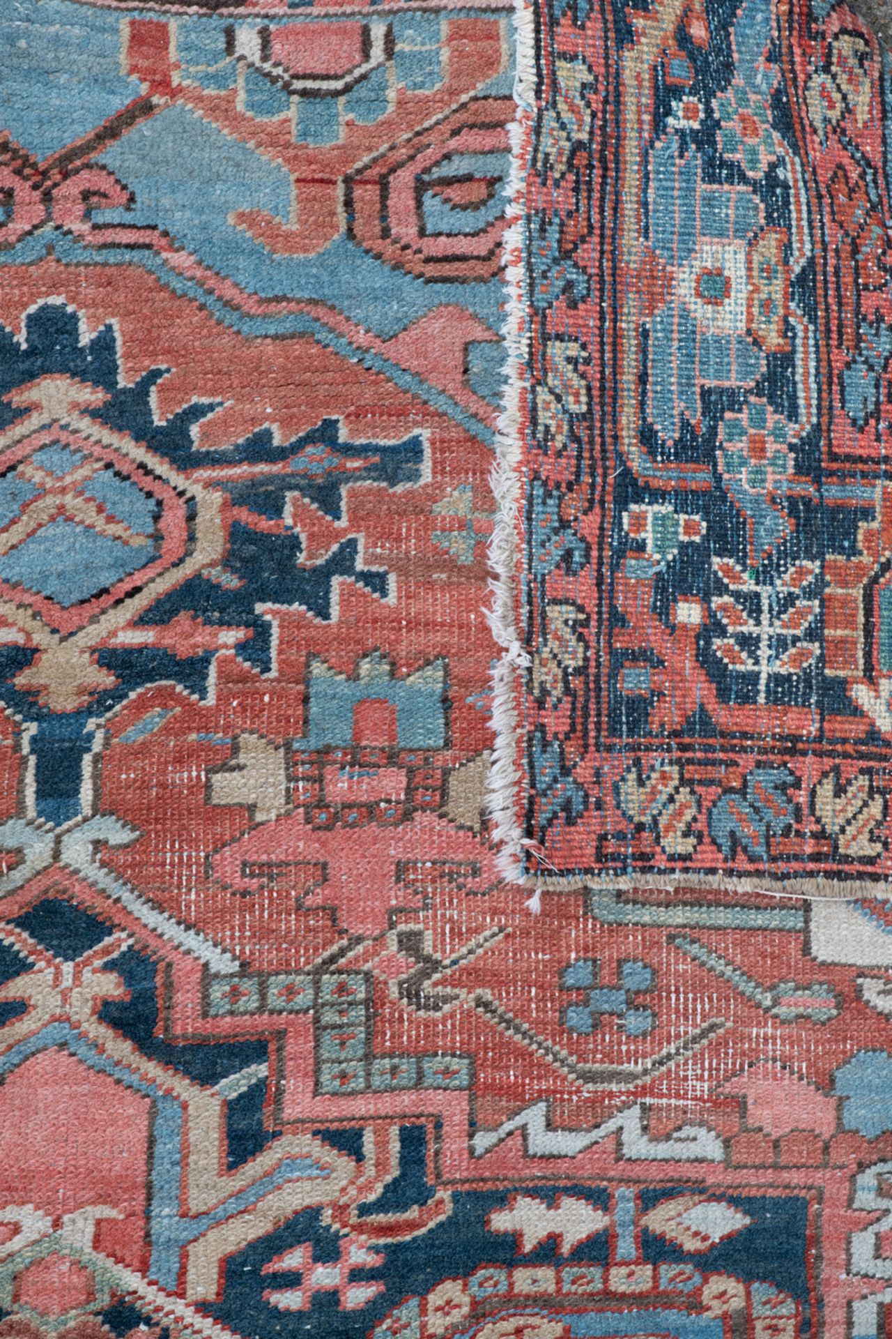 An Oriental rug with stylized floral motifs, wool on cotton, Heriz, 234 x 306 cm - Image 3 of 3