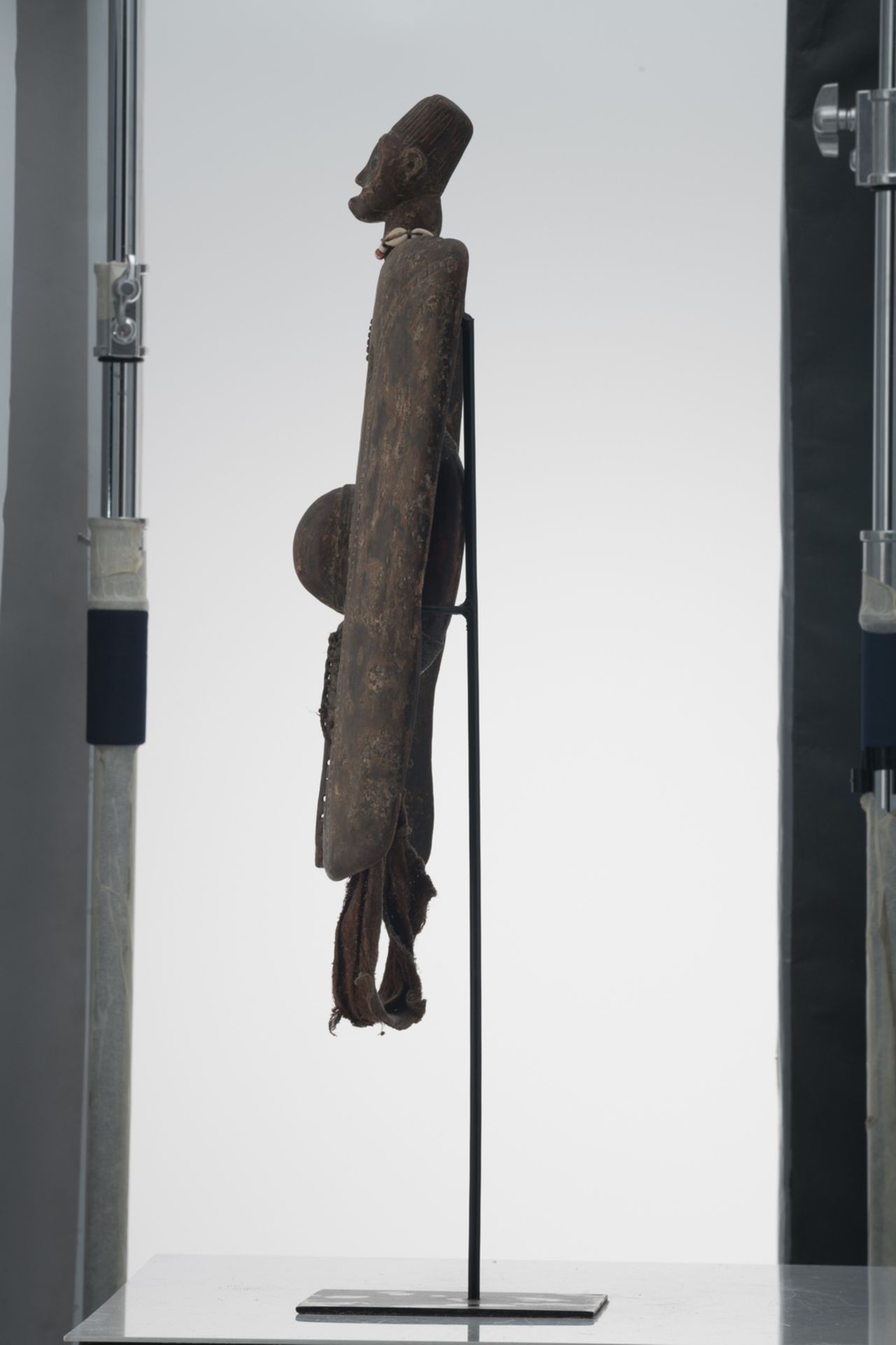 A traditional African wooden shield with on top the head of a man with a beads necklace, - Bild 4 aus 5