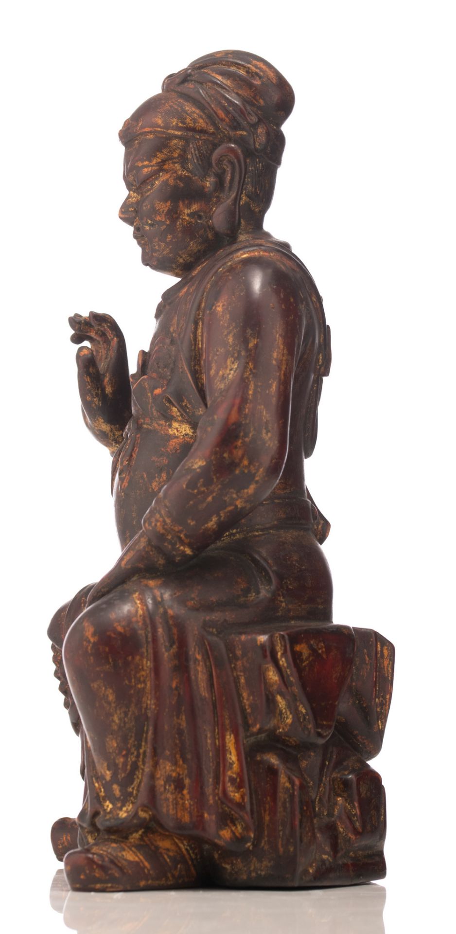 A Chinese polychrome and gilt decorated carved wooden figure depicting a seated deity, H 24,5 cm - Image 2 of 6