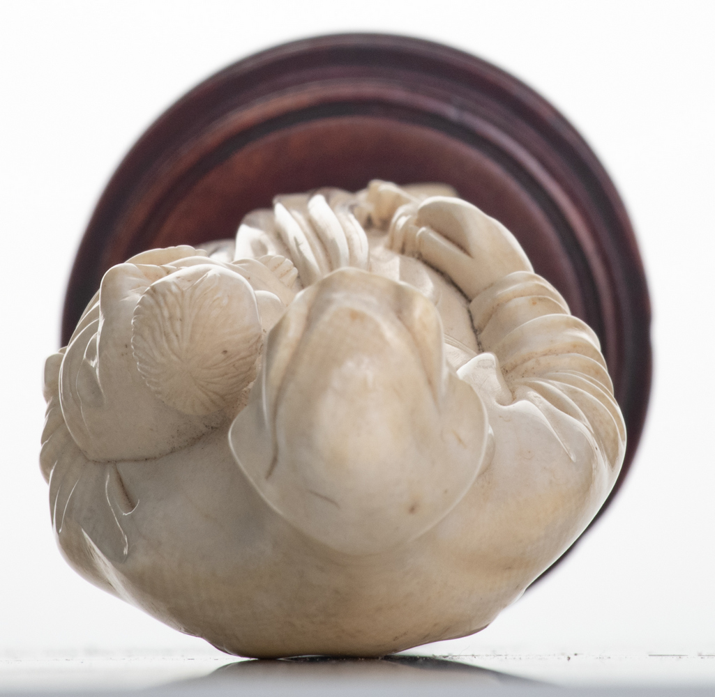 A Chinese ivory sculpture depicting the Virgin and Child, first half of the 20thC, on a wooden base, - Image 3 of 3