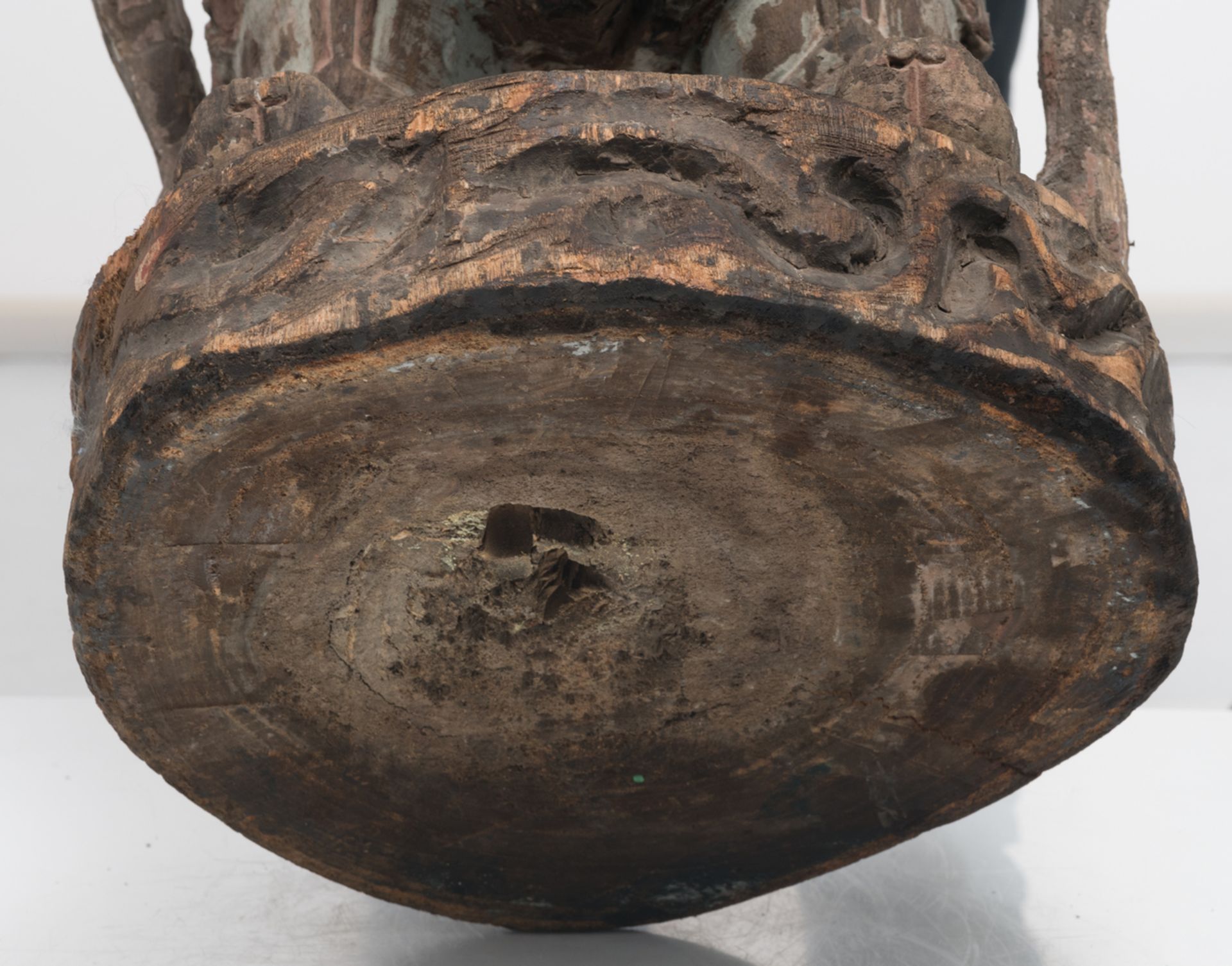 A large Chinese polychrome decorated carved wooden figure of a Namaskara Mudra Buddha, H 141,5 cm - Image 5 of 6