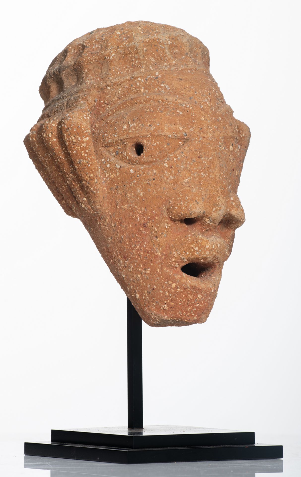 A terracotta head sculpture from the Nok culture (500 B.C. - 200 A.D.), Nigeria, H 25 cm - Bild 2 aus 3