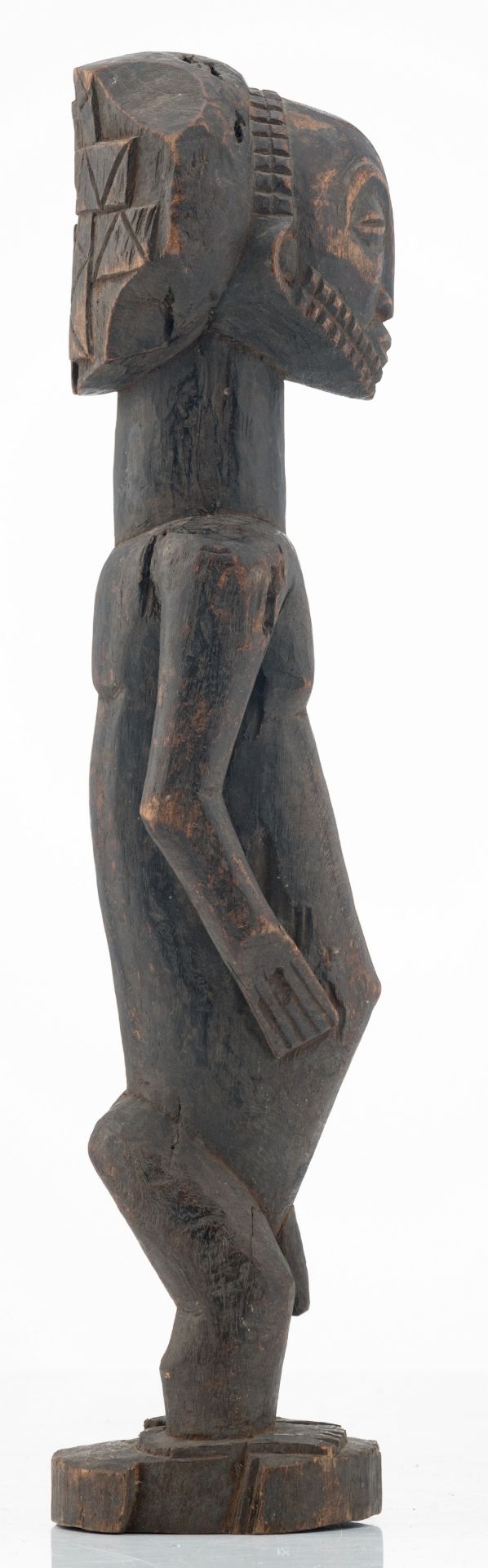 An African wooden sculpture depicting a standing male figure, possibly a chief or an ancestor ( - Bild 4 aus 6