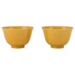 A pair of Chinese ochre yellow monochrome incised dragon cups, with a Xianfeng mark, H 5,5 - ø 8,5