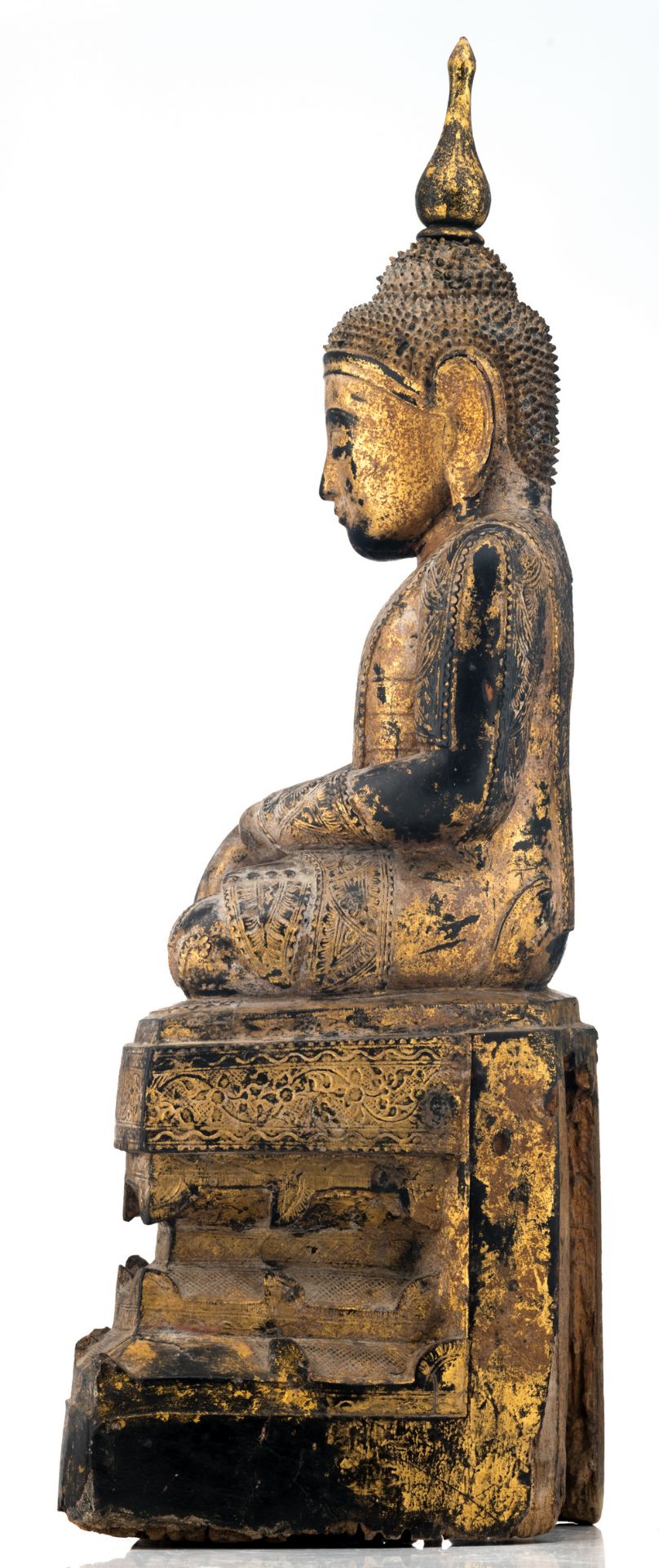 A Burmese gilt lacquered carved wooden seated Buddha on a multi-stepped base, 19thC, H 84,5 cm - Image 2 of 6