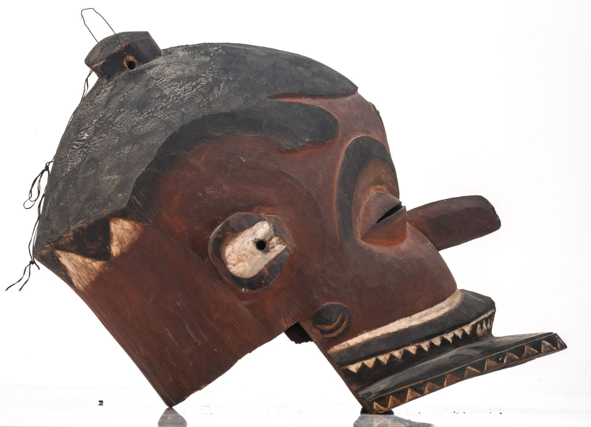 A traditional African polychrome decorated wooden mask, Pende - Congo, H 31,5 cm - Bild 4 aus 7