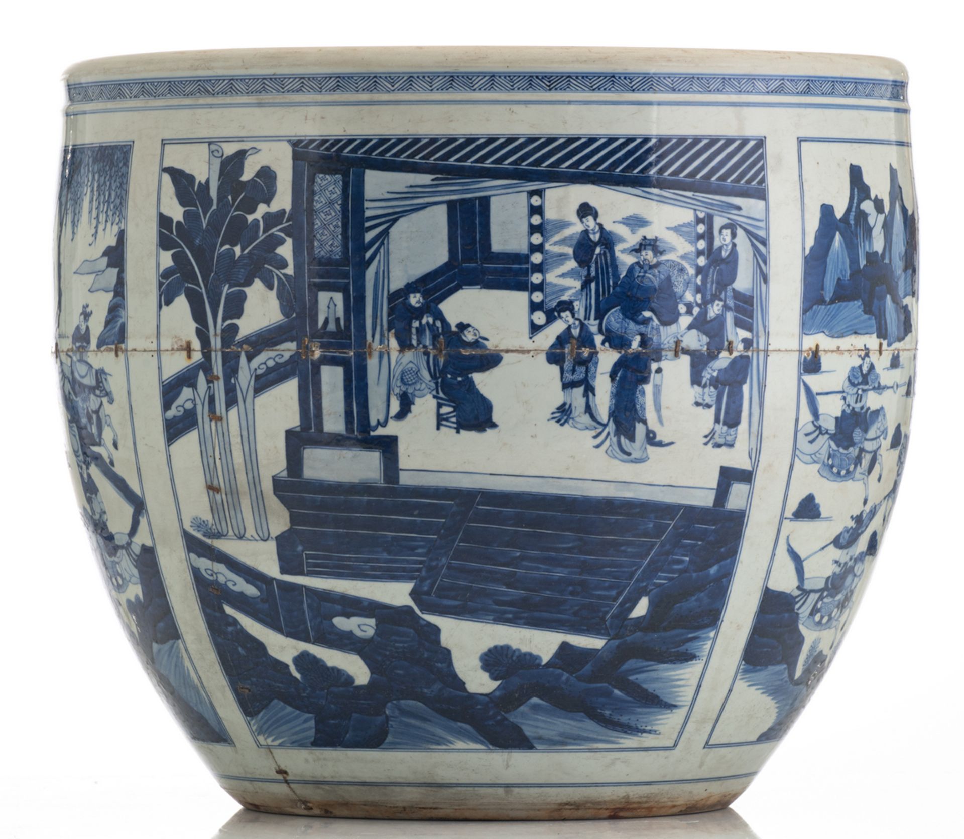 A large Chinese blue and white jardiniere, the panels decorated with dignitaries and warriors in - Image 5 of 7