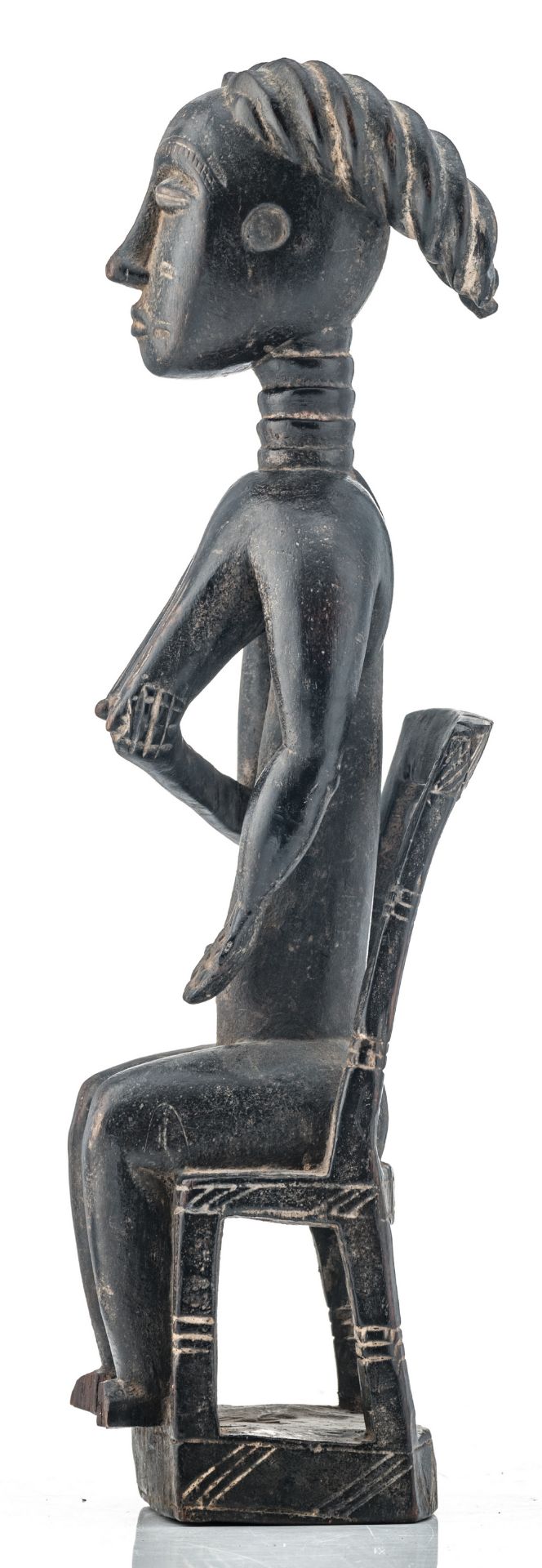 An African wooden sculpture depicting a seated female figure, Hemba - Congo, H 53,5 cm - Bild 2 aus 5