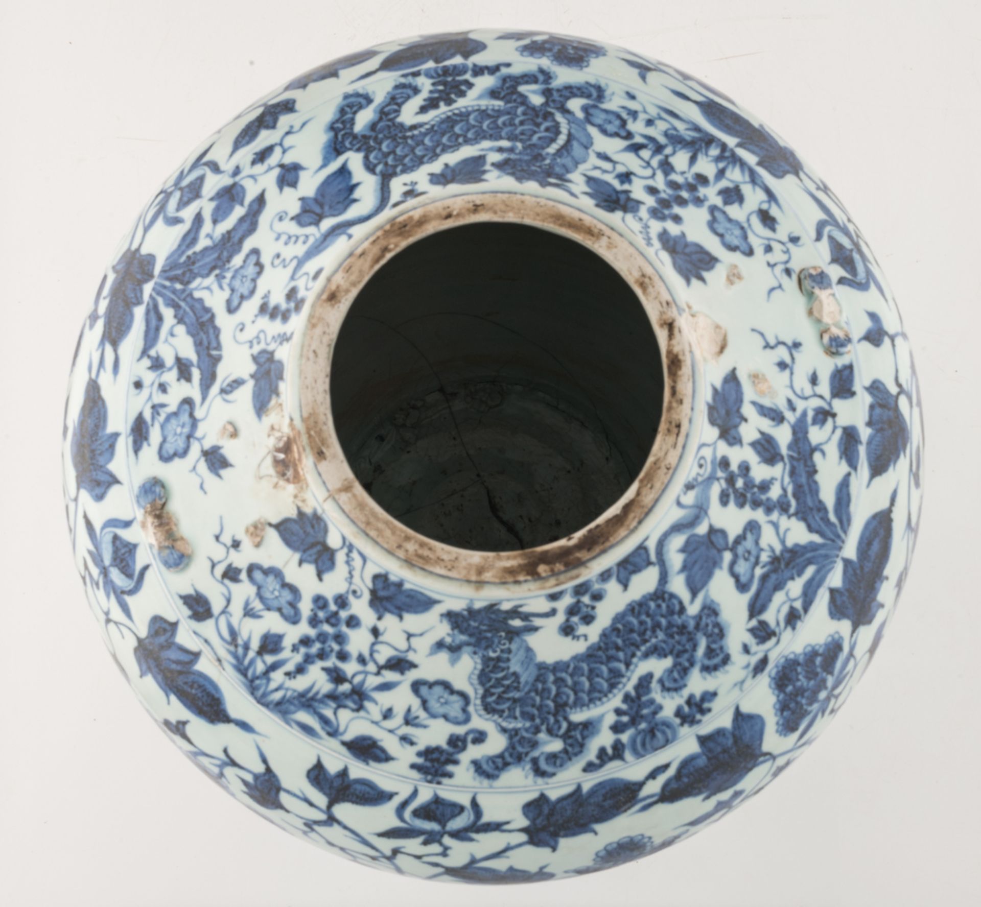 A Chinese blue and white vase, decorated with scrolling lotus and Fu lions, H 45,5 cm - Image 5 of 6