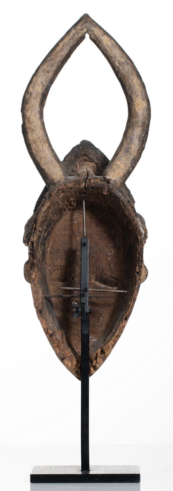 A traditional African polychrome decorated wooden mask, Urhobo - Nigeria, H 44 cm - Bild 2 aus 2