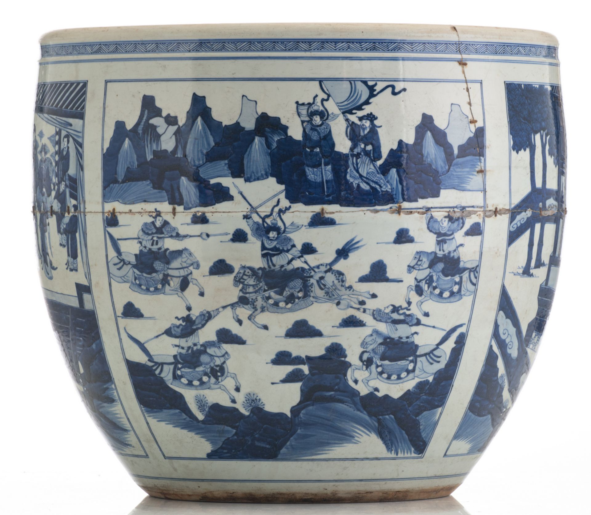 A large Chinese blue and white jardiniere, the panels decorated with dignitaries and warriors in - Image 2 of 7