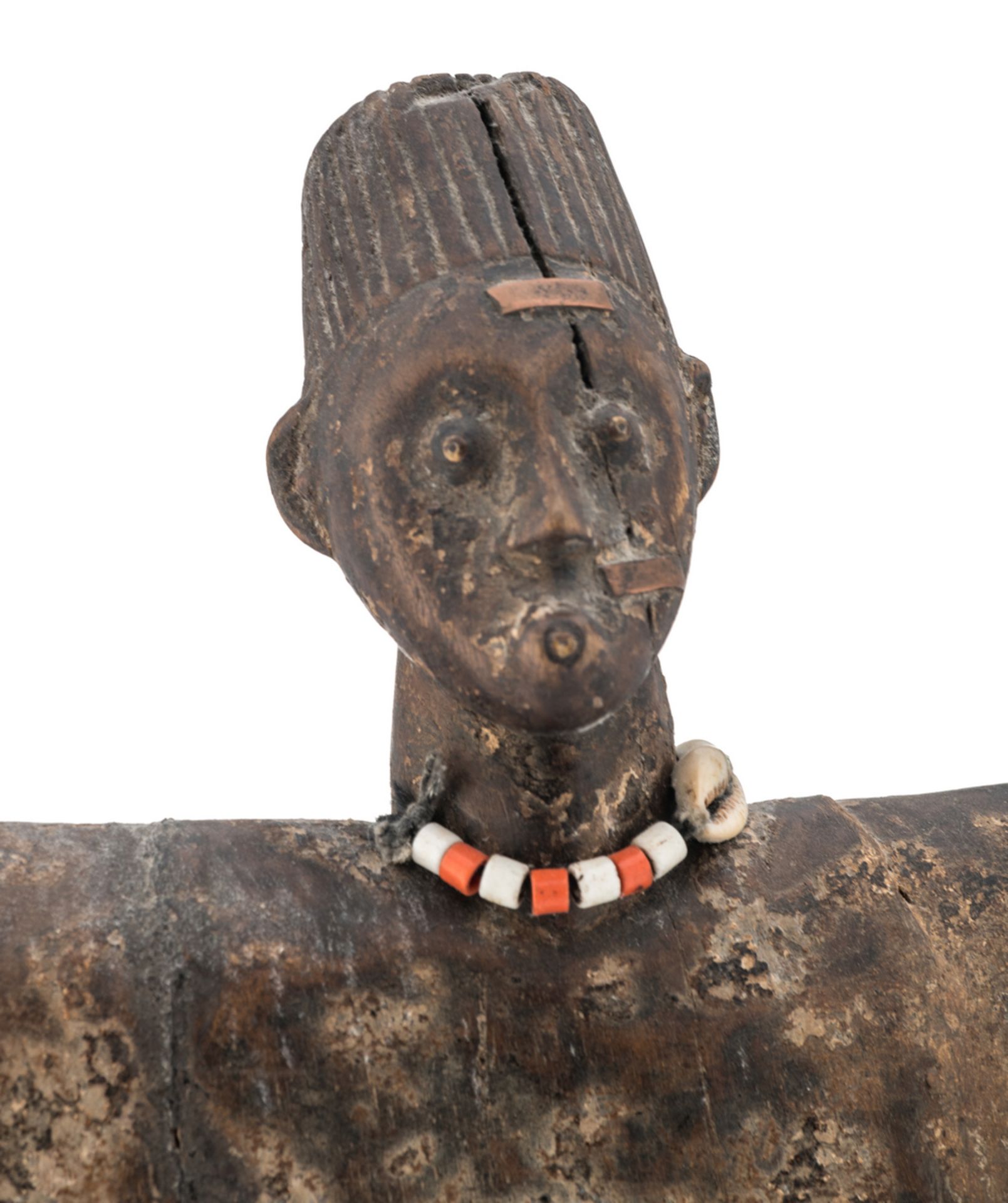 A traditional African wooden shield with on top the head of a man with a beads necklace, - Bild 3 aus 5