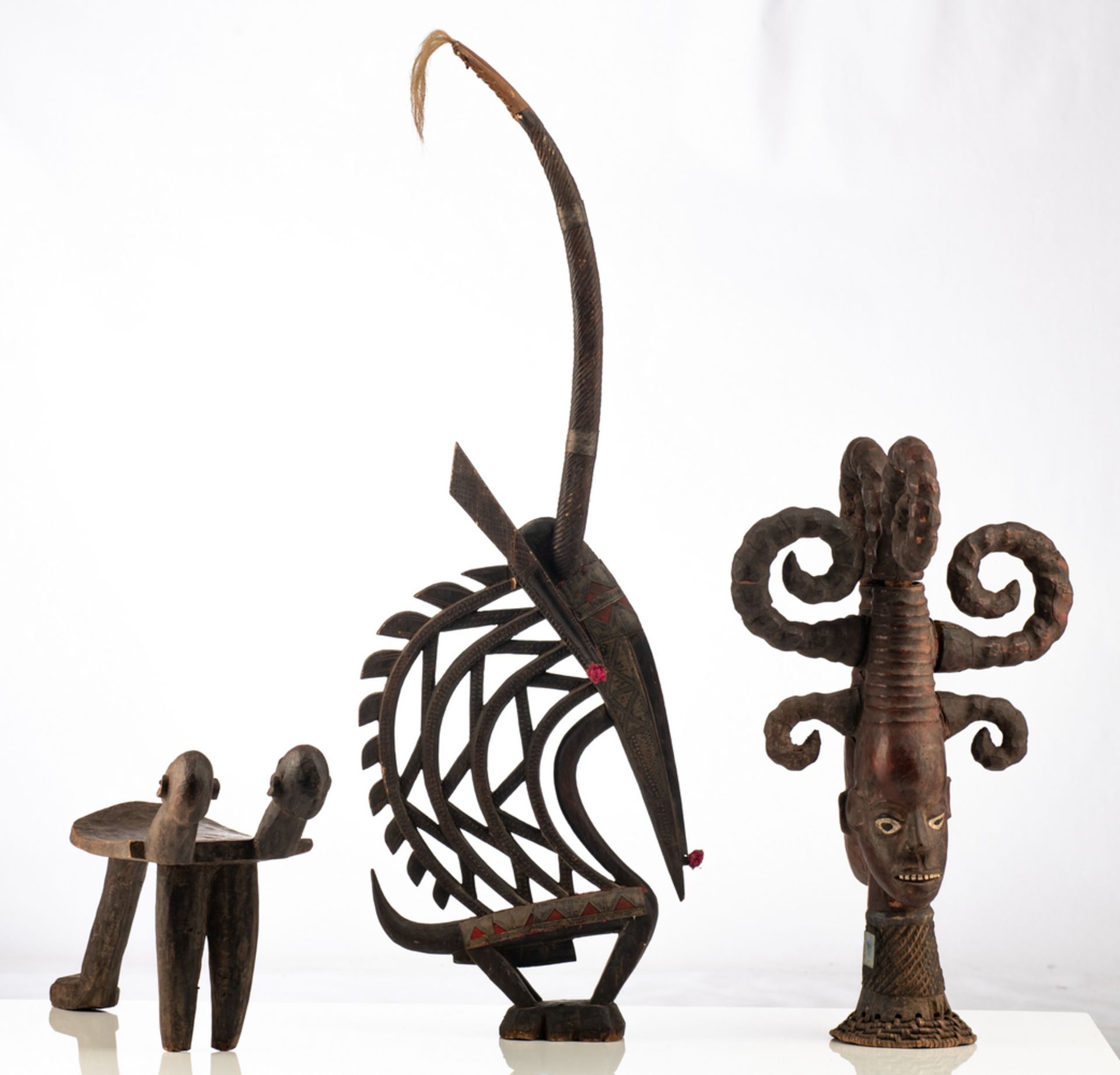 Four decorative African wooden items, different regions and tribes: a chair, a polychrome - Bild 3 aus 5