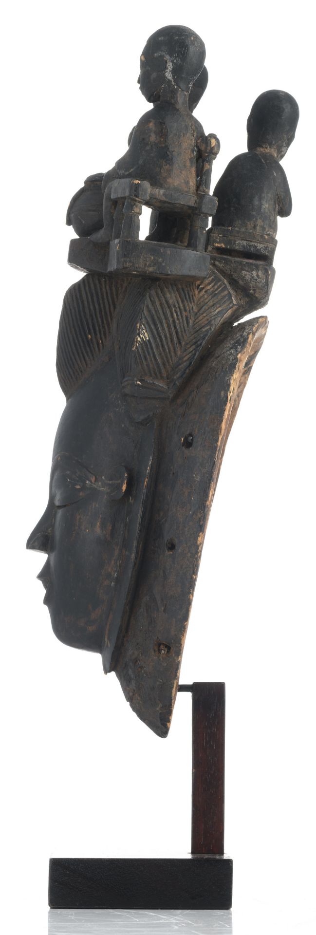 A traditional African wooden mask crowned with an animated scene, Yaouré - Ivory Coast, H 42,5 cm - Bild 3 aus 7