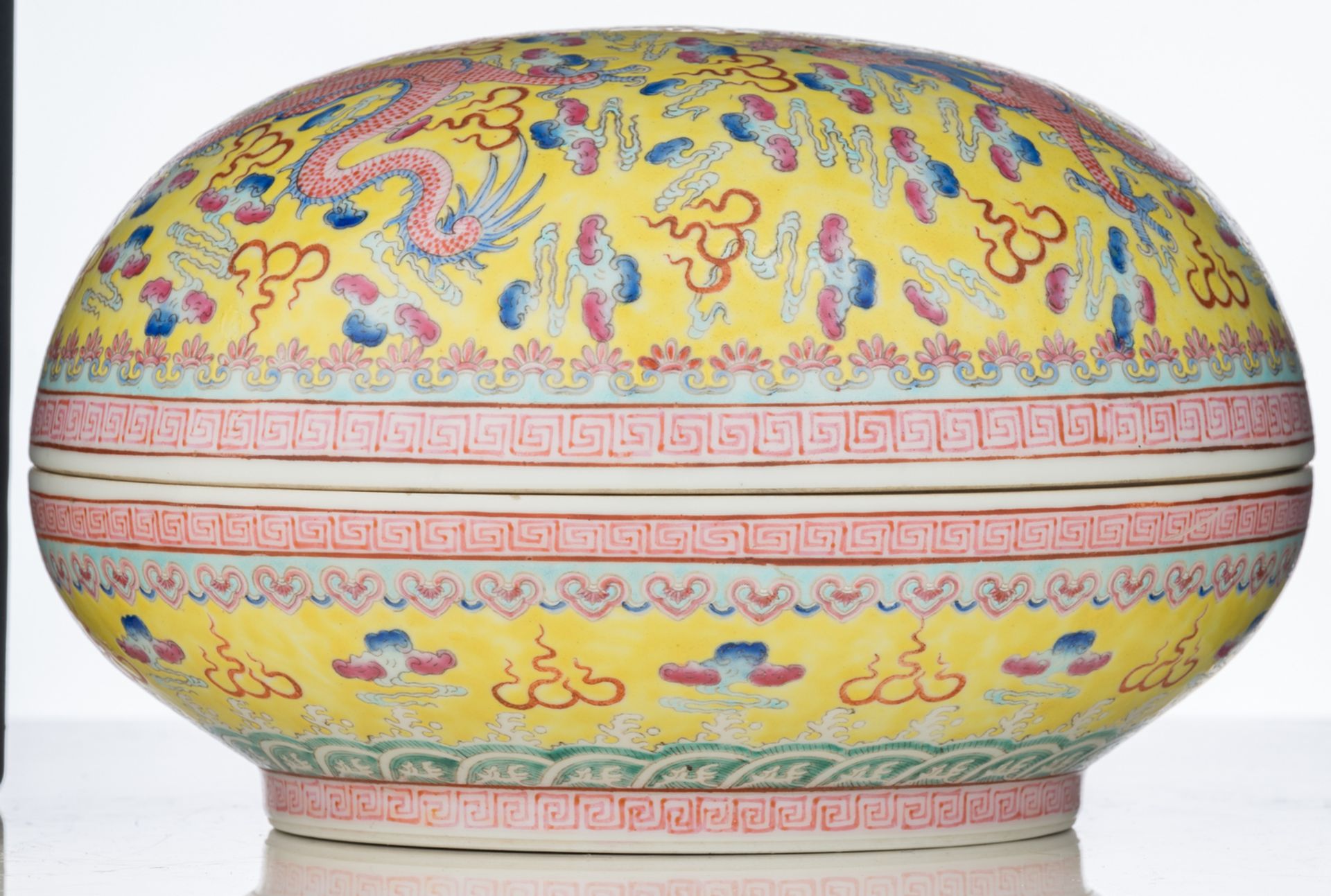 A Chinese yellow ground famille rose bowl and cover, decorated with dragons and a flaming pearl amid - Image 5 of 7