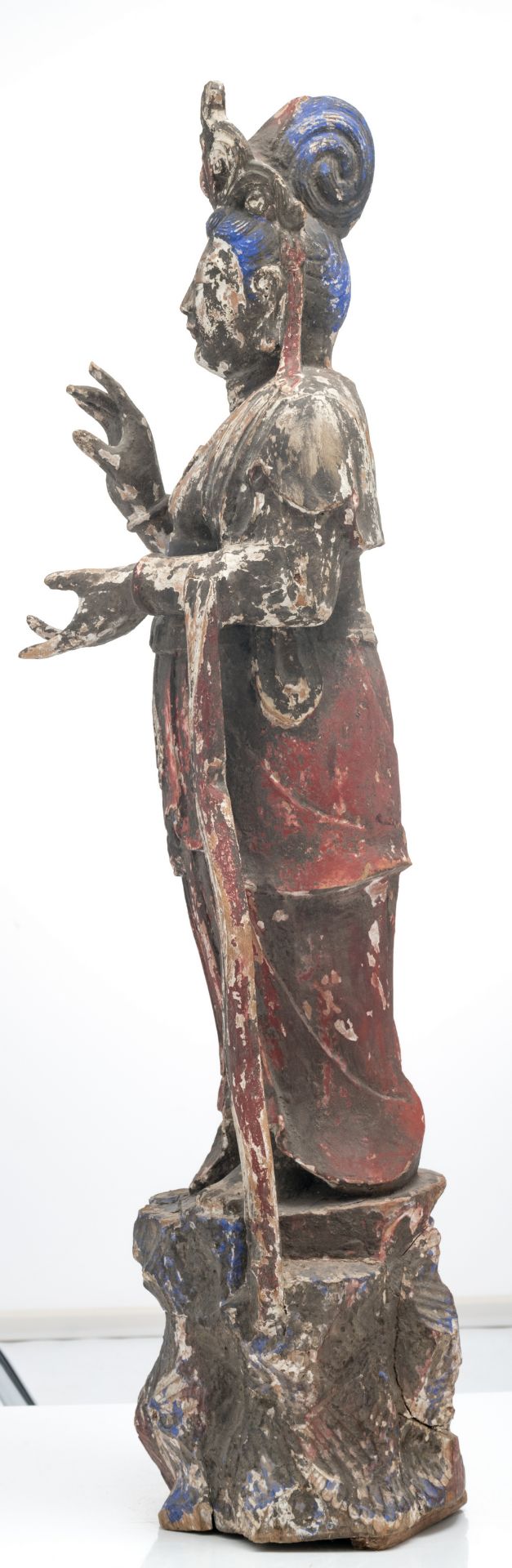 A Chinese polychrome decorated carved wooden statue of a Guanyin, H 118 cm - Image 2 of 6