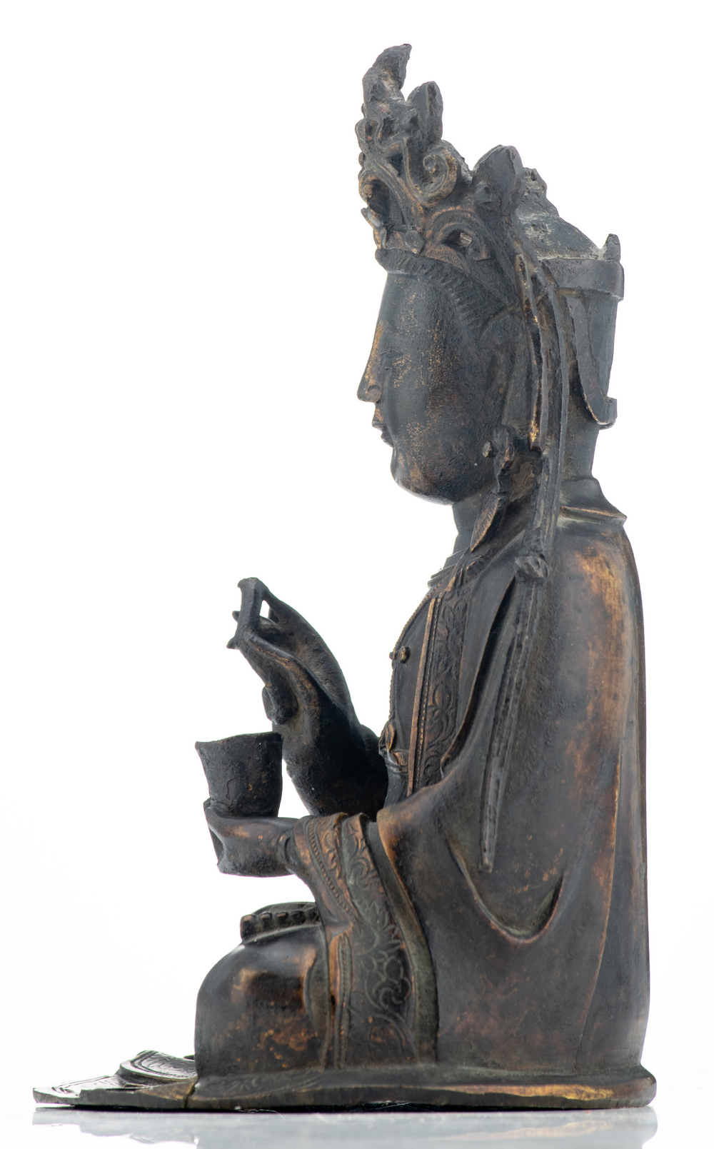 A gilt bronze figure of a Guanyin holding a stem and a cup, Ming, probably 17thC, H 20 cm - Image 3 of 6