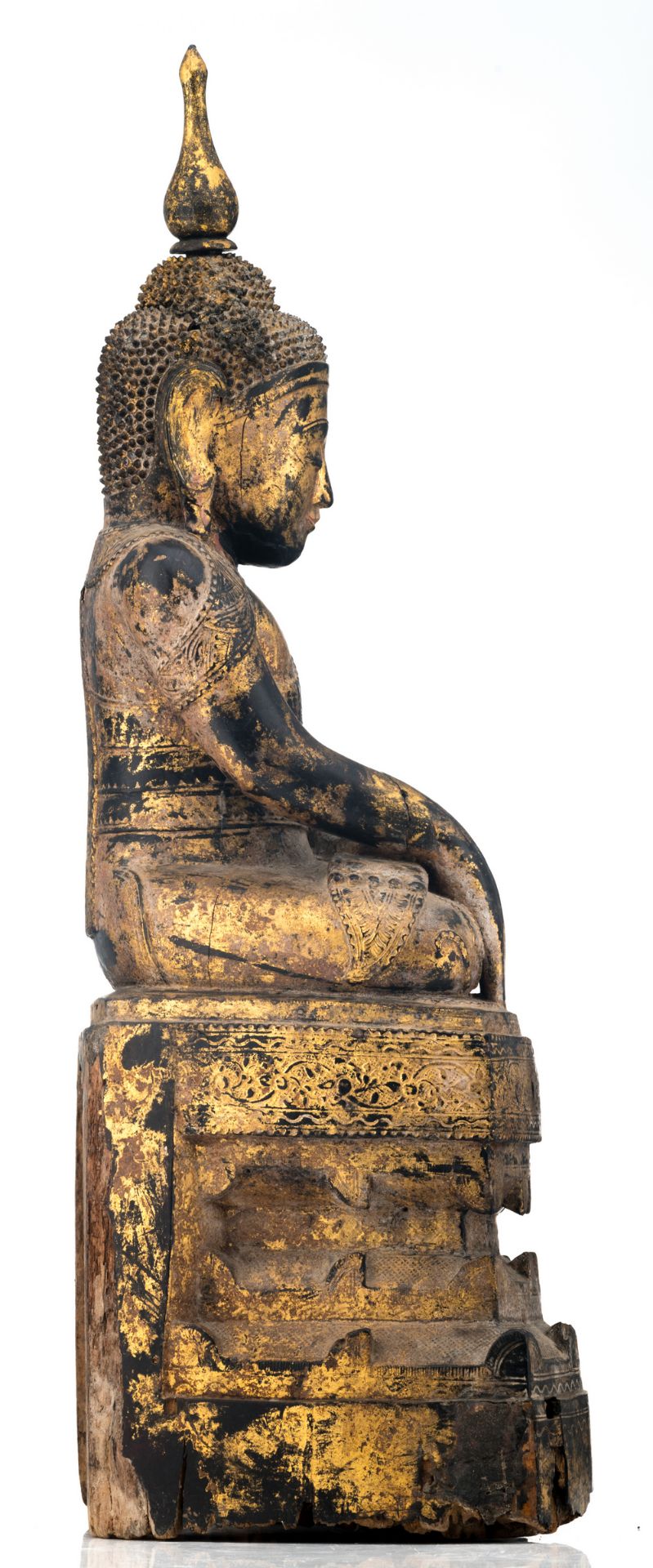 A Burmese gilt lacquered carved wooden seated Buddha on a multi-stepped base, 19thC, H 84,5 cm - Image 4 of 6