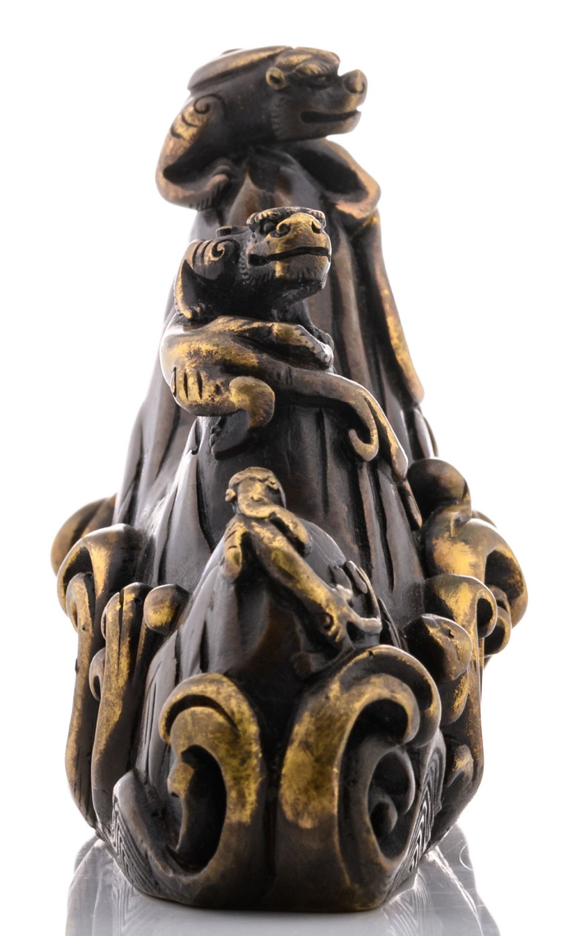 A Chinese patinated bronze scholar's brush rest depicting chilong climbing rocks situated in - Image 4 of 6