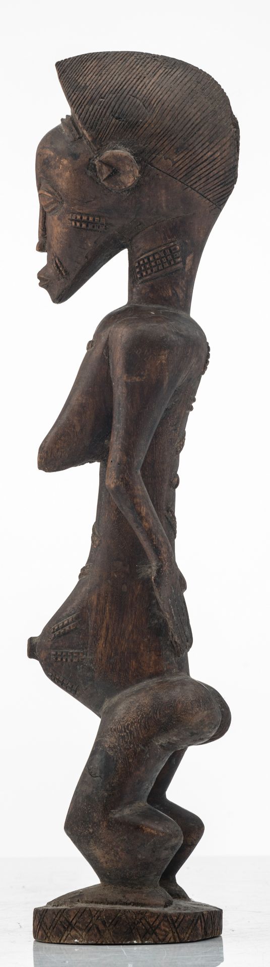 An African wooden sculpture depicting a standing female figure, possibly a blolo bla figure, Baule - - Bild 2 aus 6