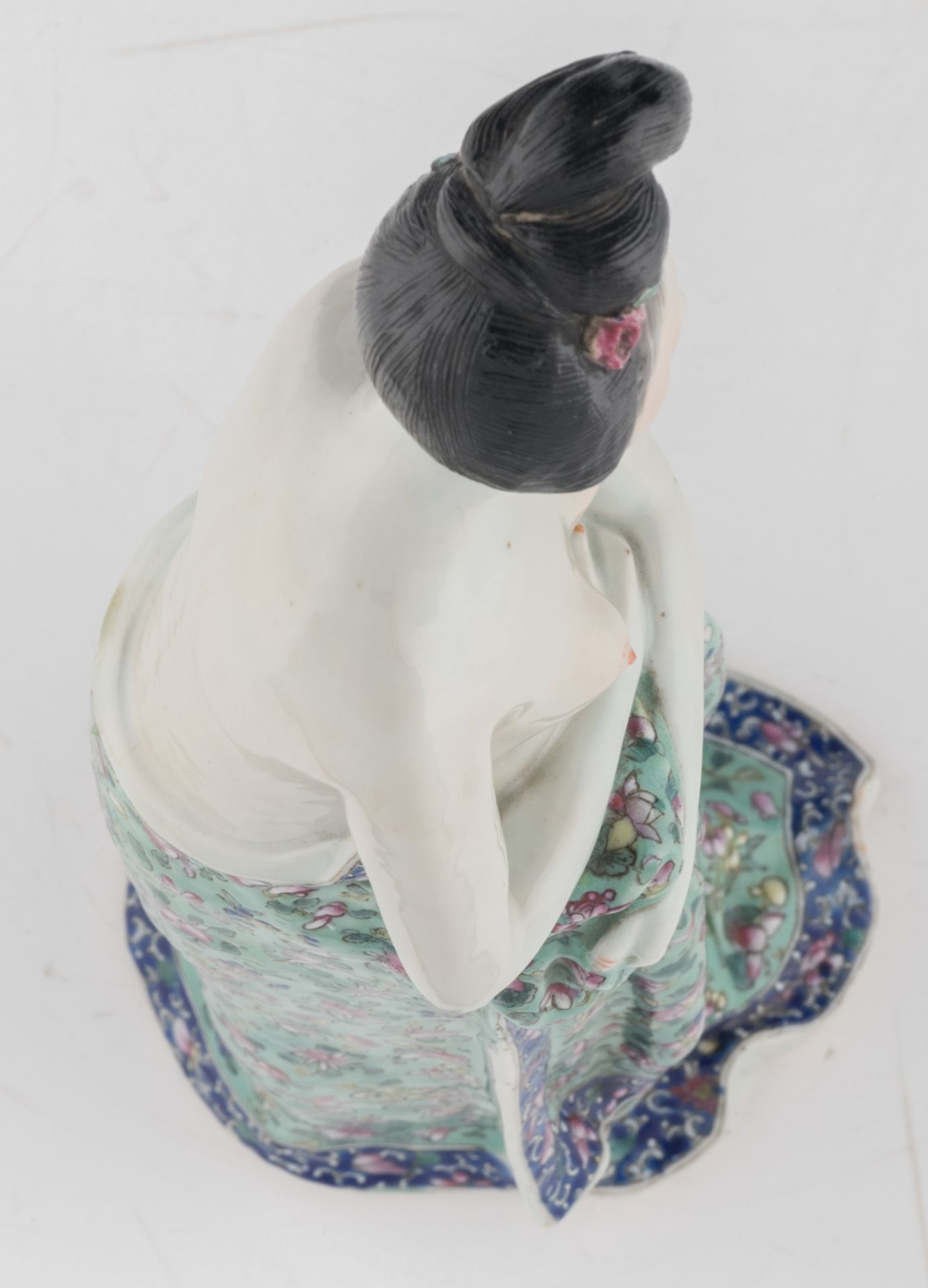A Chinese famille rose figure depicting a courtesan, marked, about 1900, H 33,5 cm - Image 6 of 8