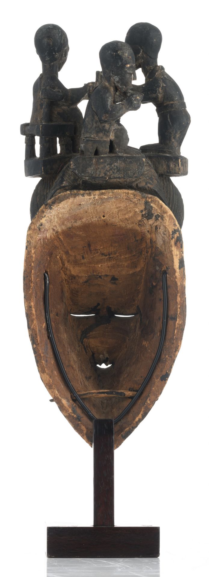 A traditional African wooden mask crowned with an animated scene, Yaouré - Ivory Coast, H 42,5 cm - Bild 4 aus 7