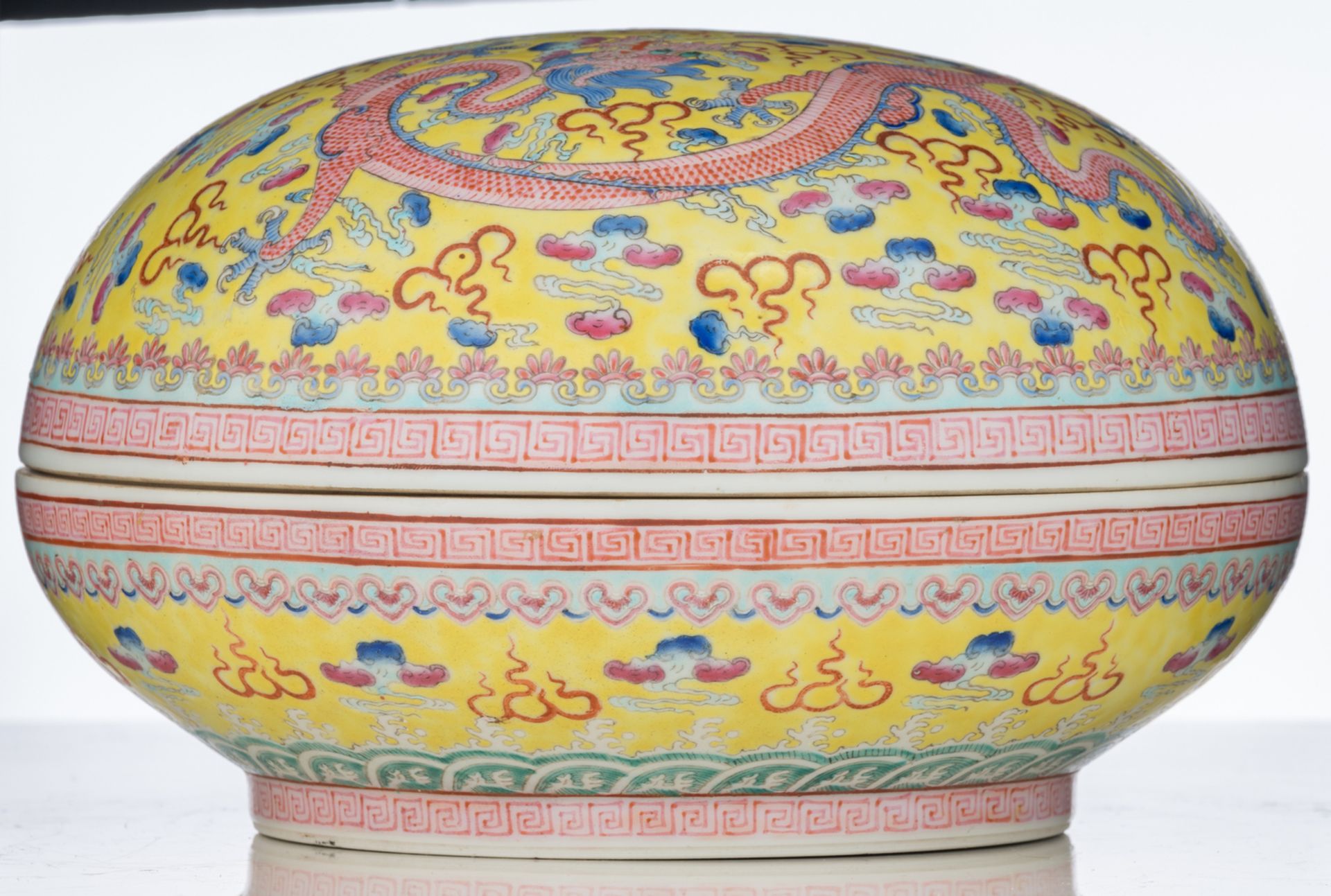 A Chinese yellow ground famille rose bowl and cover, decorated with dragons and a flaming pearl amid - Image 4 of 7