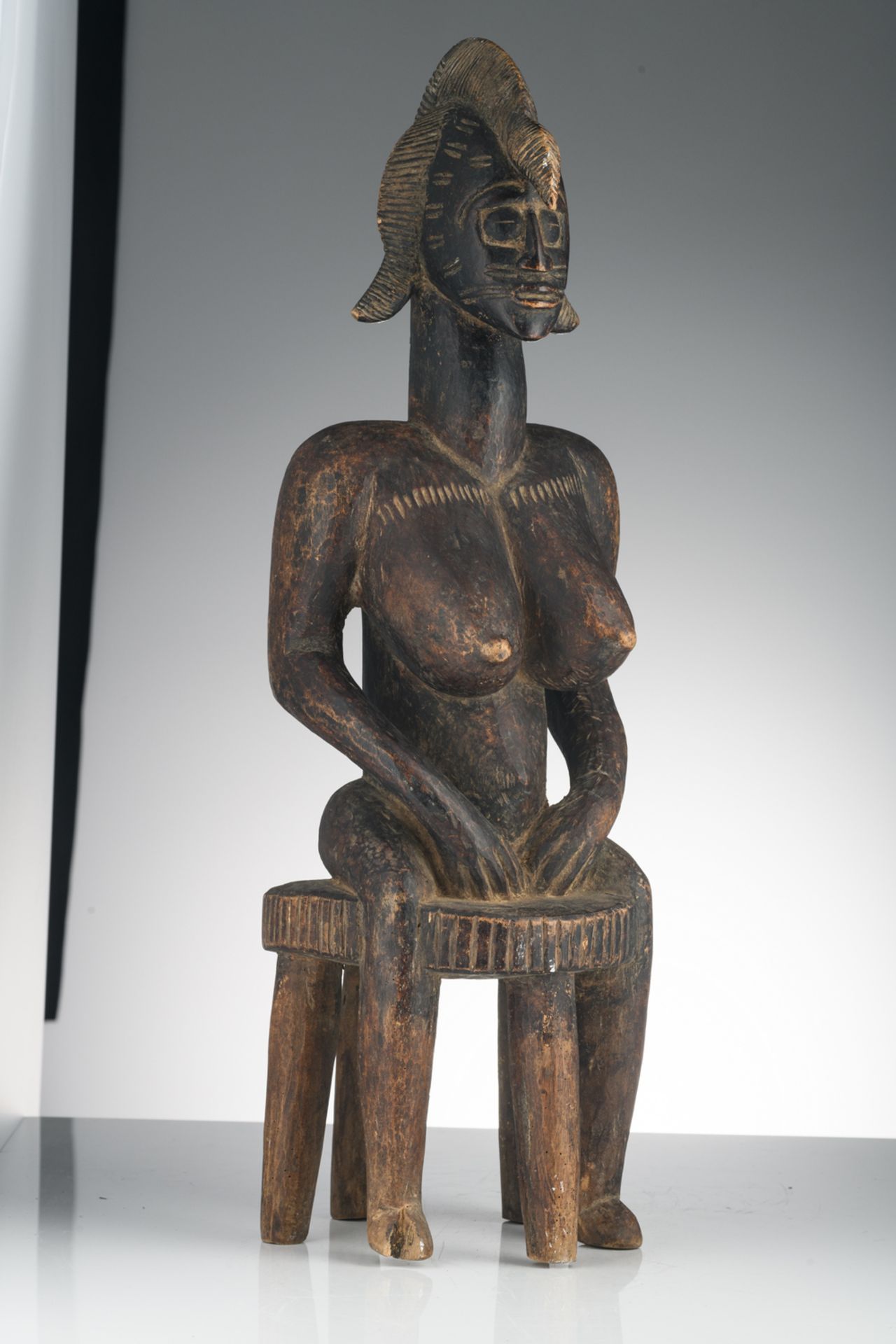 An African wooden sculpture depicting a seated female figure, Bambara - Mali, H 66 cm - Bild 8 aus 9