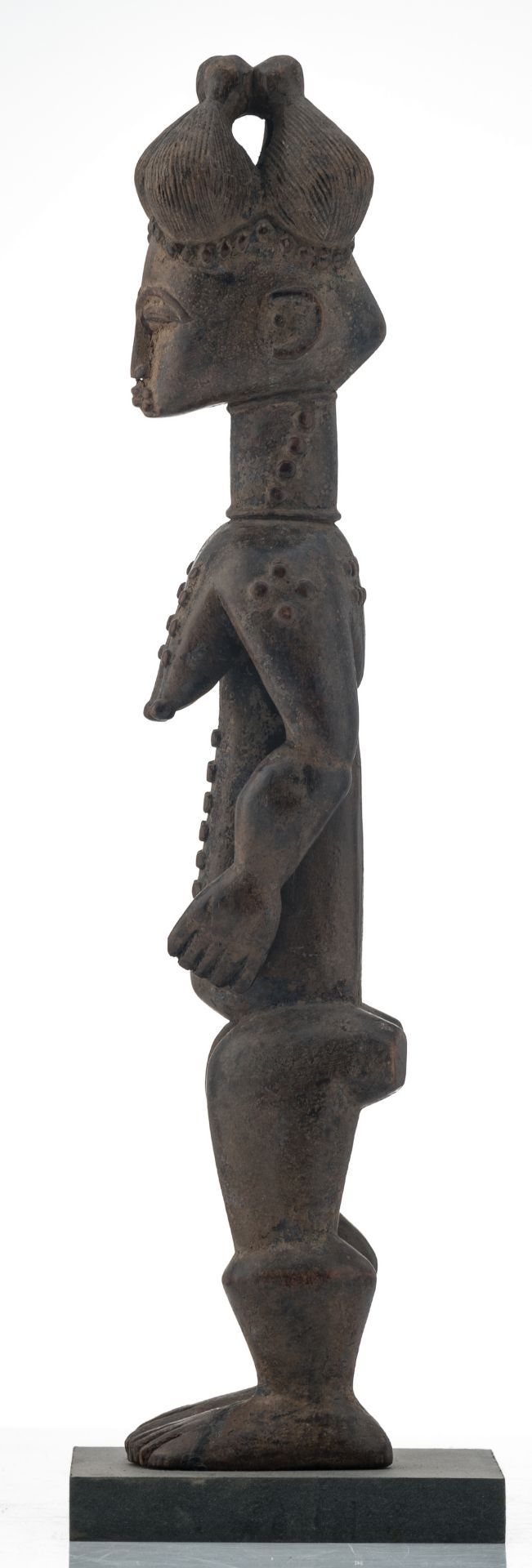 An African wooden sculpture depicting a standing female figure, Attie - Ivory Coast, H 57,5 cm - Bild 2 aus 4