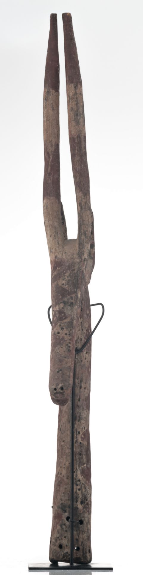 An African polychrome decorated wooden adoné antelope headdress, Kurumba - Burkina Faso, H 100 cm - Bild 4 aus 5