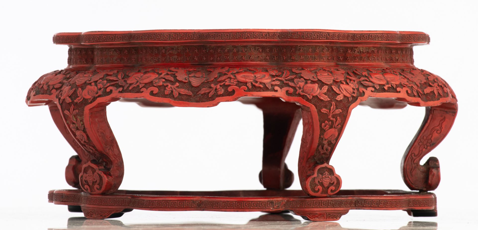 A Chinese red cinnabar lacquered stand with lobed top, the legs ruyi shaped, 18th / 19thC, - Image 4 of 7