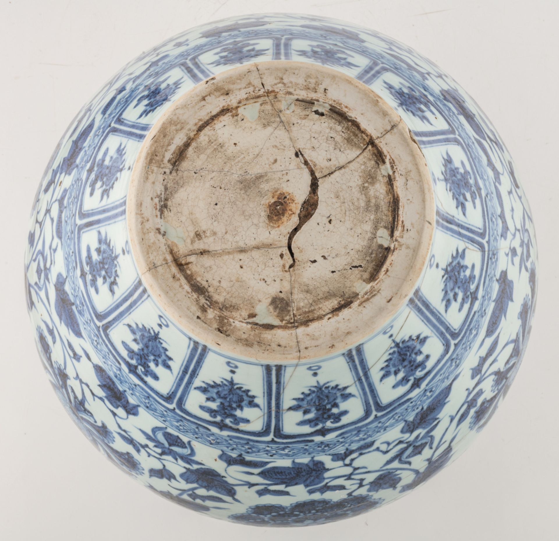 A Chinese blue and white vase, decorated with scrolling lotus and Fu lions, H 45,5 cm - Image 6 of 6