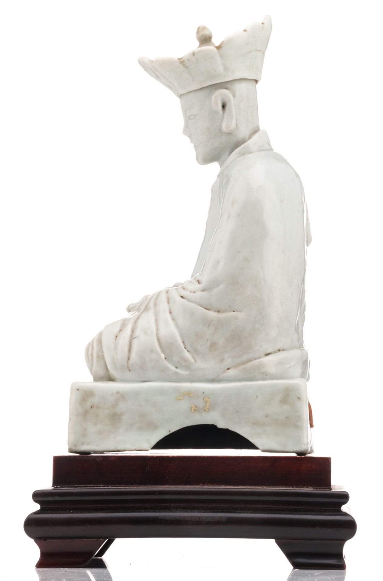 A Chinese blanc de chine figure depicting a seated monk, on a matching wooden base, 18thC, H 20,5 ( - Image 2 of 6