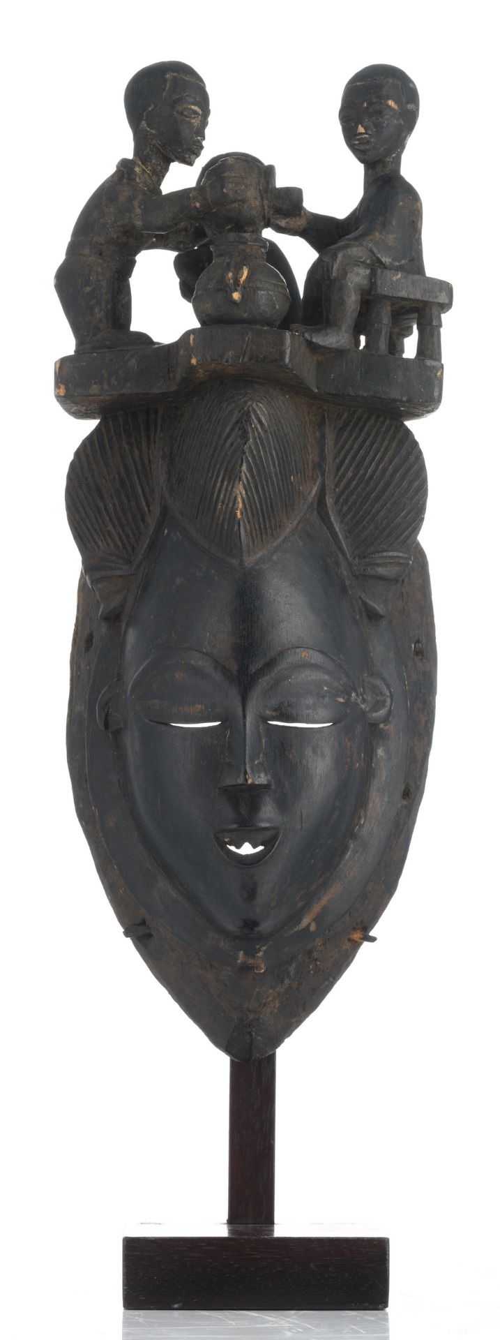 A traditional African wooden mask crowned with an animated scene, Yaouré - Ivory Coast, H 42,5 cm - Bild 2 aus 7