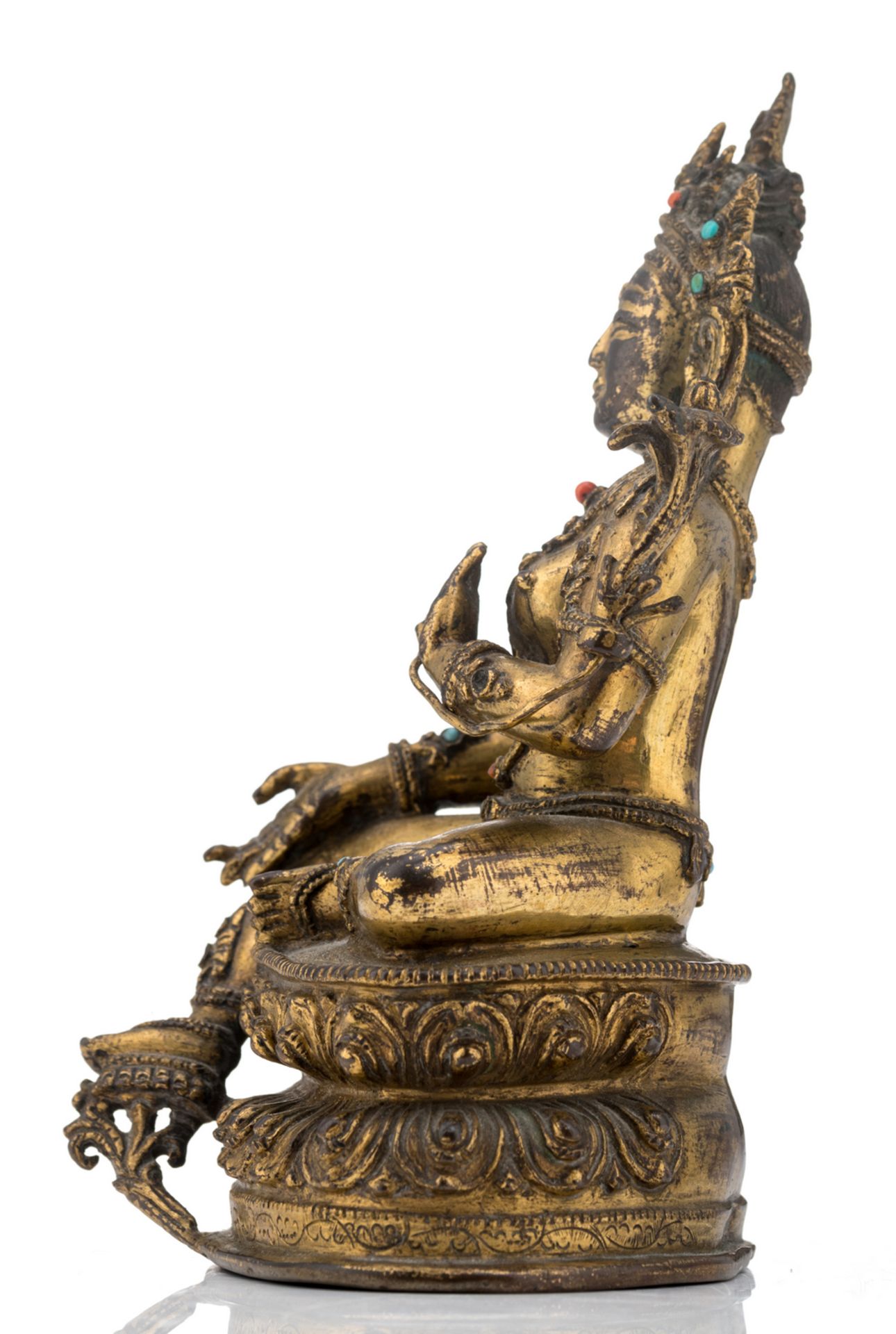 A Sino-Tibetan seated gilt bronze figure of a Green Tara, with semi-precious stone inlay, H 16,5 cm - Image 2 of 6