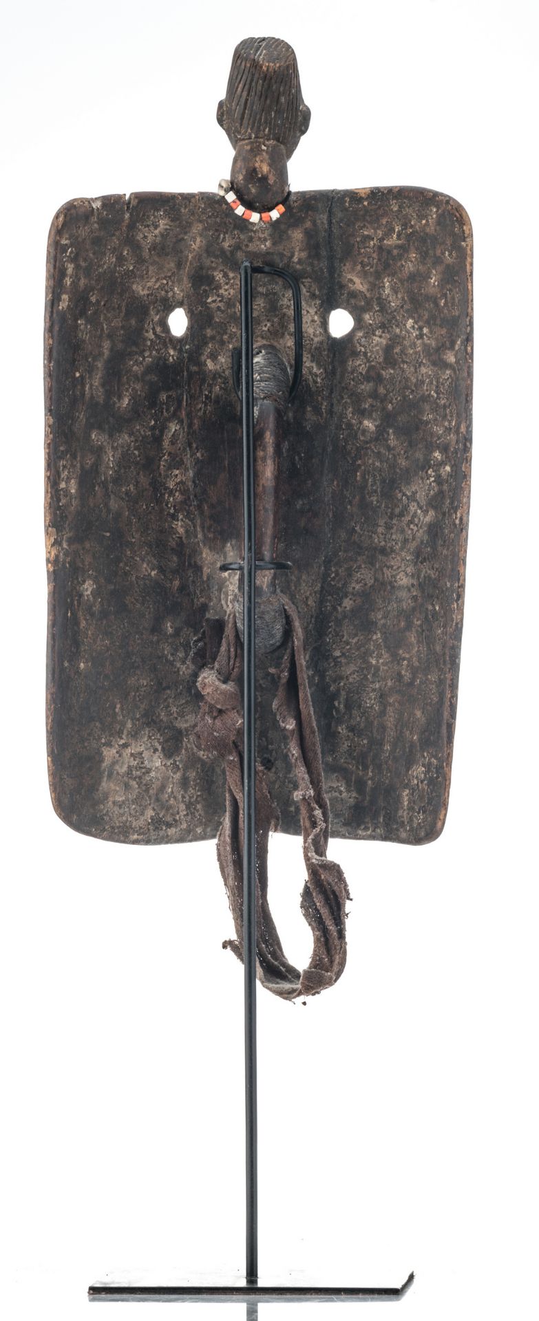A traditional African wooden shield with on top the head of a man with a beads necklace, - Bild 2 aus 5