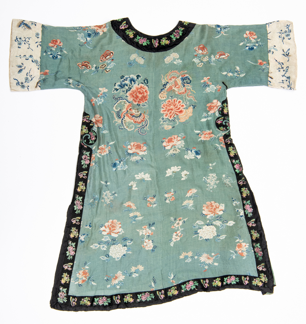 A Chinese green-blue silk lady summer dress, embroidered with flowers and butterflies, 19thC, H - Image 2 of 2