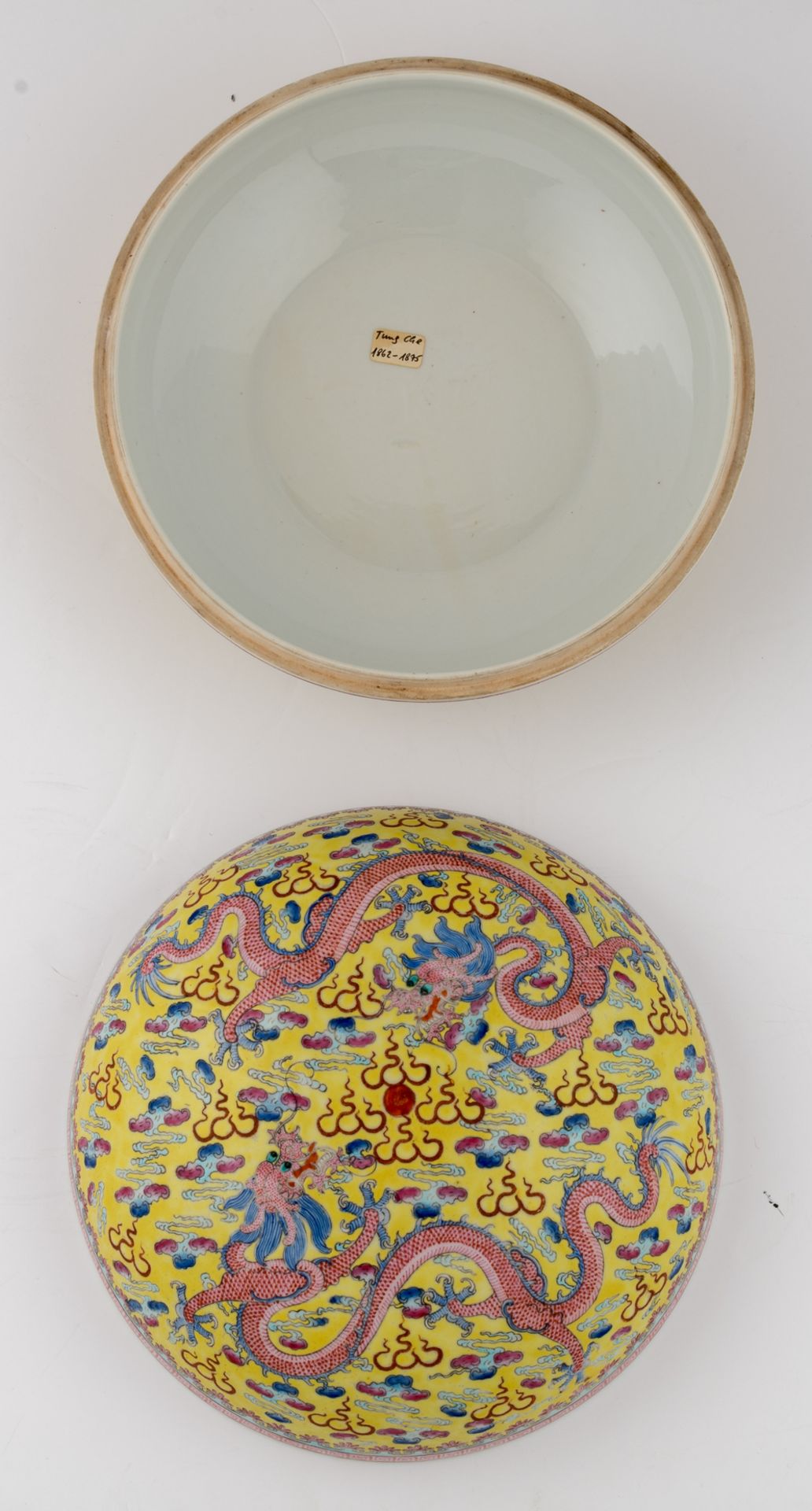 A Chinese yellow ground famille rose bowl and cover, decorated with dragons and a flaming pearl amid - Image 6 of 7