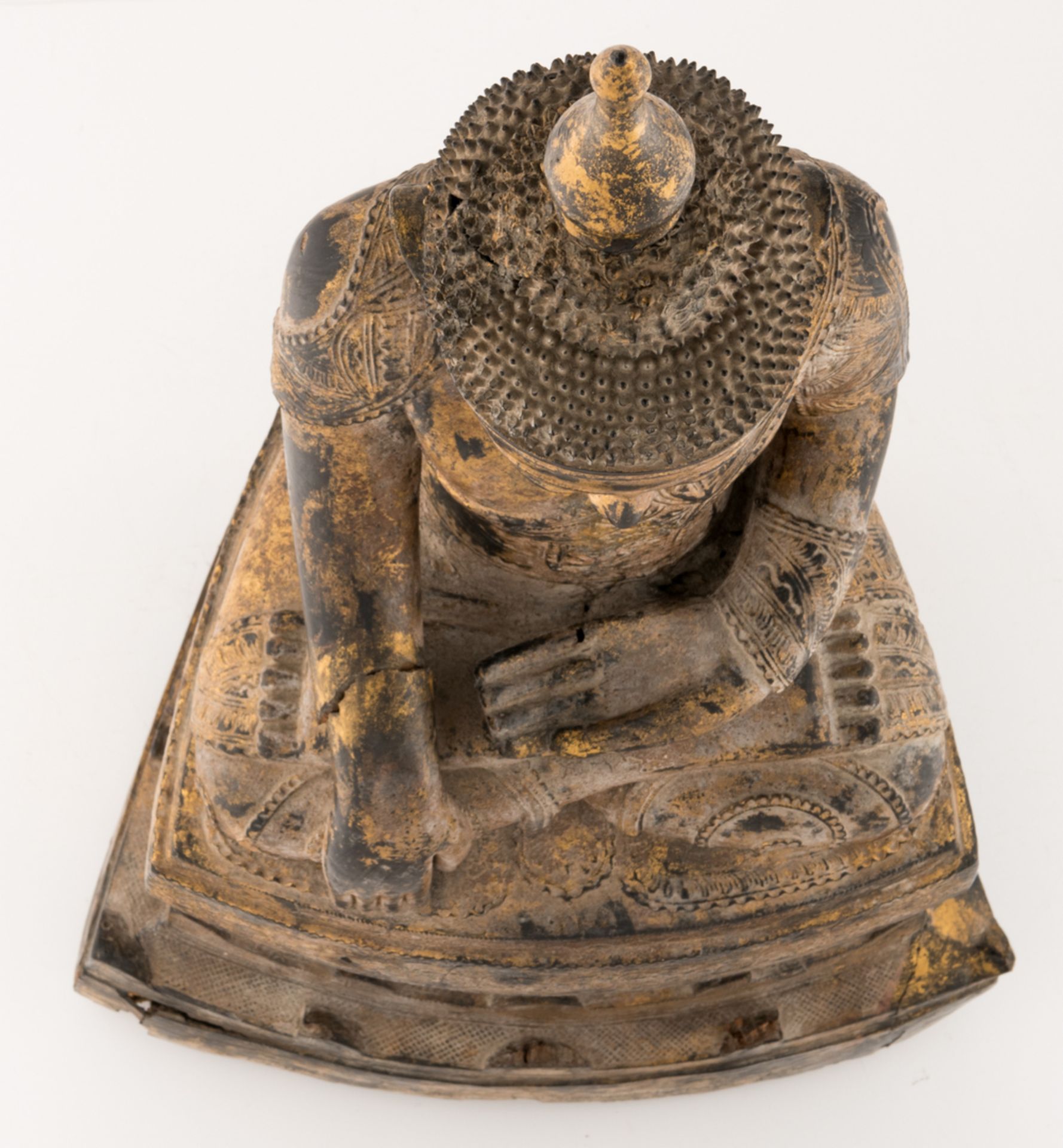 A Burmese gilt lacquered carved wooden seated Buddha on a multi-stepped base, 19thC, H 84,5 cm - Image 5 of 6