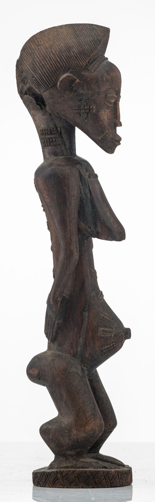 An African wooden sculpture depicting a standing female figure, possibly a blolo bla figure, Baule - - Bild 4 aus 6