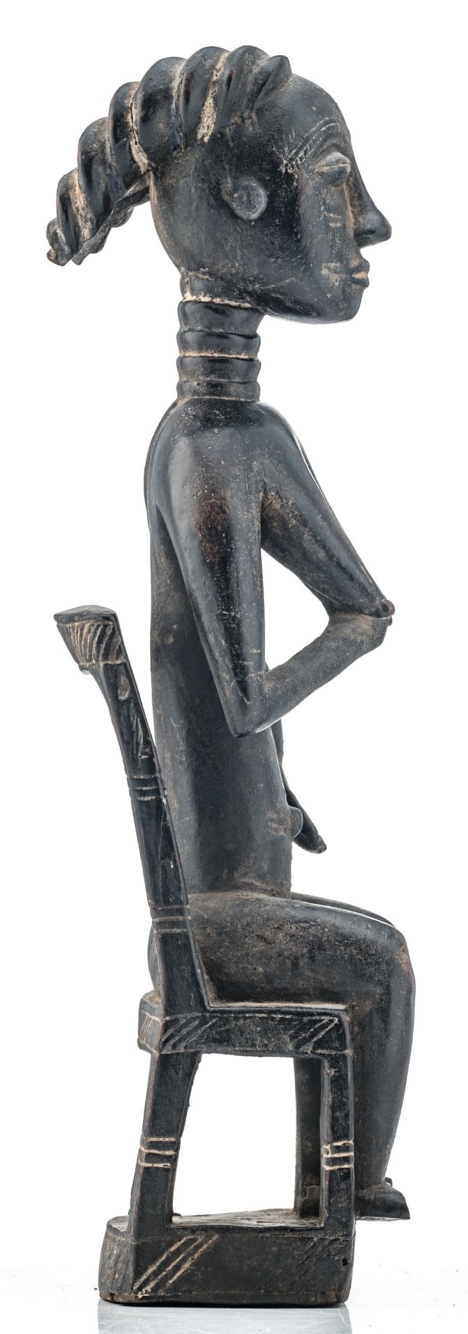 An African wooden sculpture depicting a seated female figure, Hemba - Congo, H 53,5 cm - Bild 4 aus 5